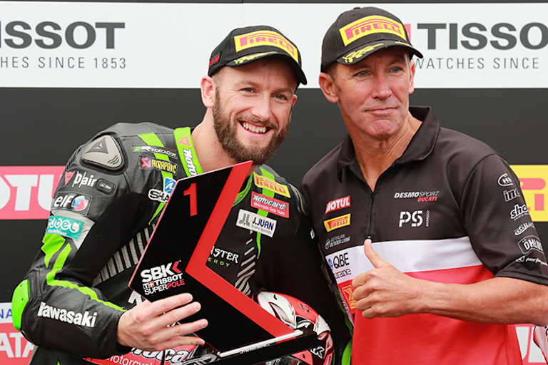 Tom Sykes erhielt die Pole-Trophähe von Troy Bayliss (re.)