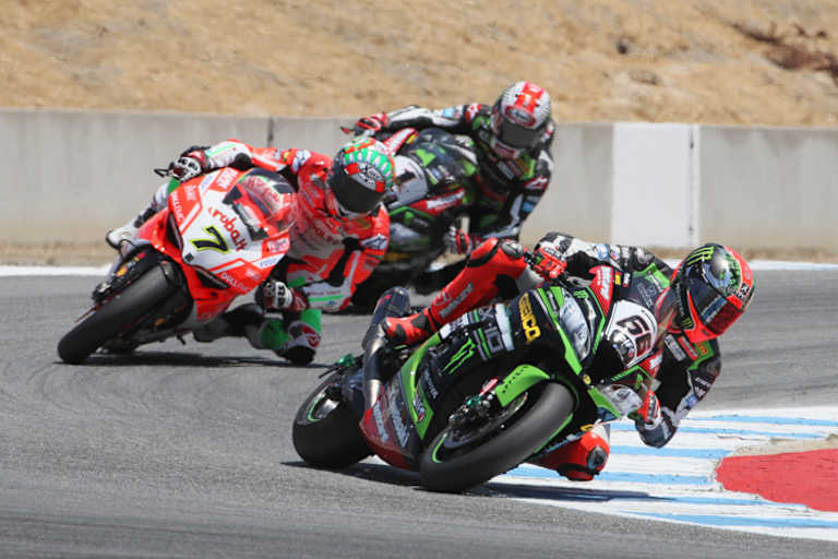 Tom Sykes vor Chaz Davies