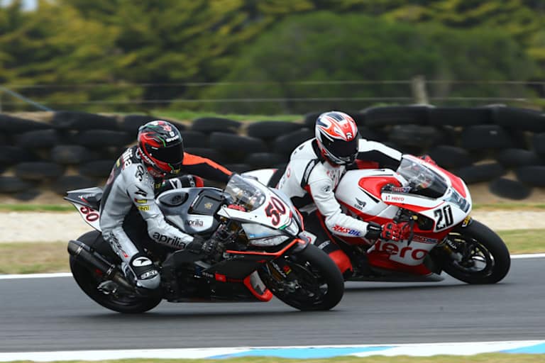 Sylvain Guintoli (50) kassiert Aaron Yates