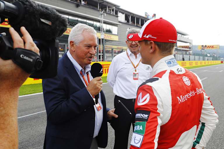 Pat Symonds (mit Mikrofon)