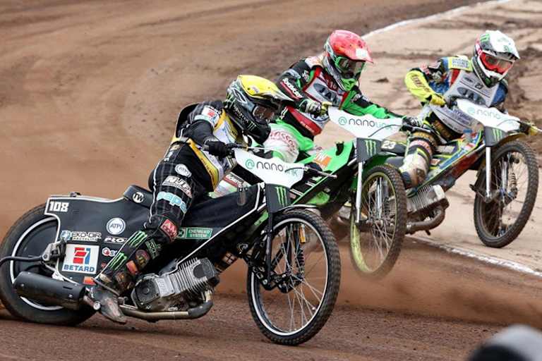 Immer auf Zug: Tai Woffinden geht außen an den Gegnern vorbei