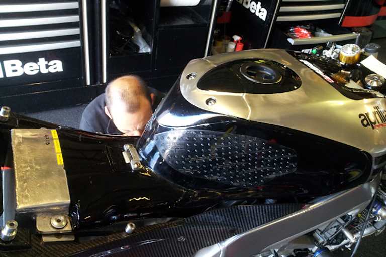 Der neue Tank an Melandris Aprilia RSV4