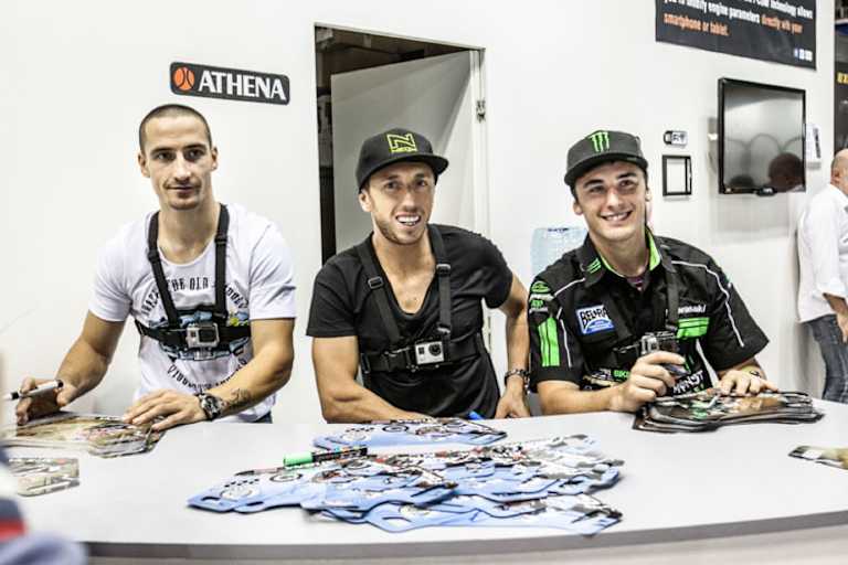 Begehrte Autogramme: Das Team Italia mit David Philippaerts, Antonio Cairoli und Alessandro Lupino gewann Bronze am Motocross der Nationen