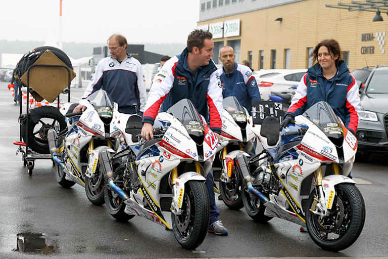 IDM zeltet, die Autos stehen in den Boxen