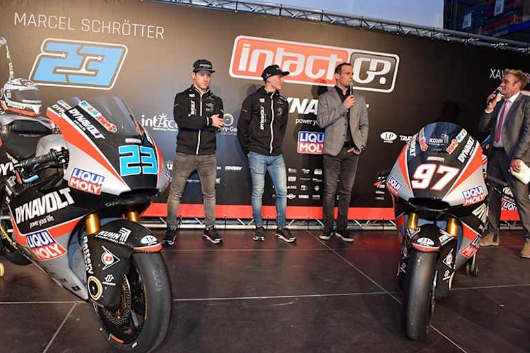 Die Moderatoren Alex Hofmann und Edgar Mielke mit den Piloten Vierge und Schrötter