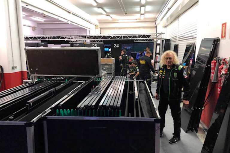 Tech3-Box räumte die Yamaha-Box und übersiedelte ein paar Meter weiter in eine KTM-Box