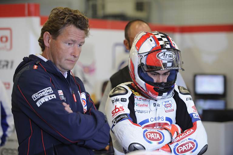 Teammanager Ronald ten Kate (li.) mit Leon Haslam