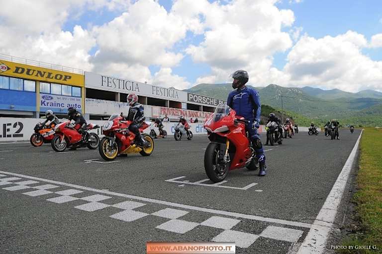 Start zum Sprintrennen: Dank Startplatzvergabe anhand der Transponder-Rundenzeiten der vergangenen drei Tage halb so wild