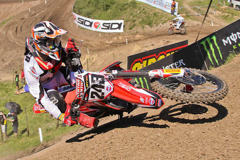 Tim Gajser beim Scrubbing über die Kuppe des Todesberges
