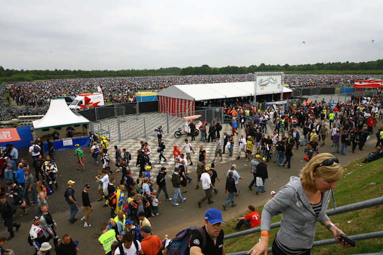 Der Motorradpark in Assen: Zehntausende Bikes hinter der Tribüne