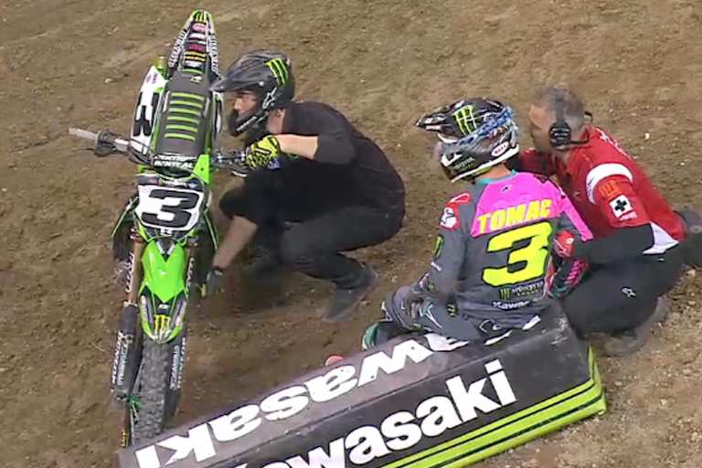Eli Tomac sitzt nach seinem Crash benommen am Streckenrand