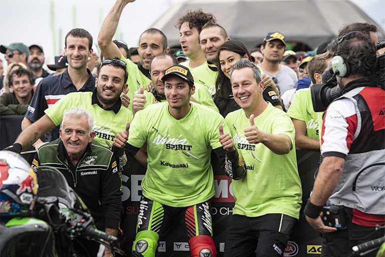 Rechts neben Toprak Razgatlioglu: Teamchef Manuel Puccetti