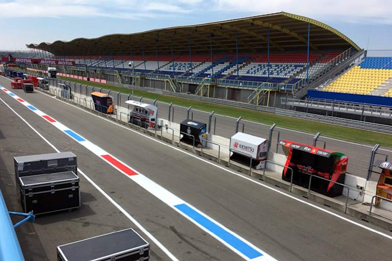 Die neu errichteten Tribünen in Assen 