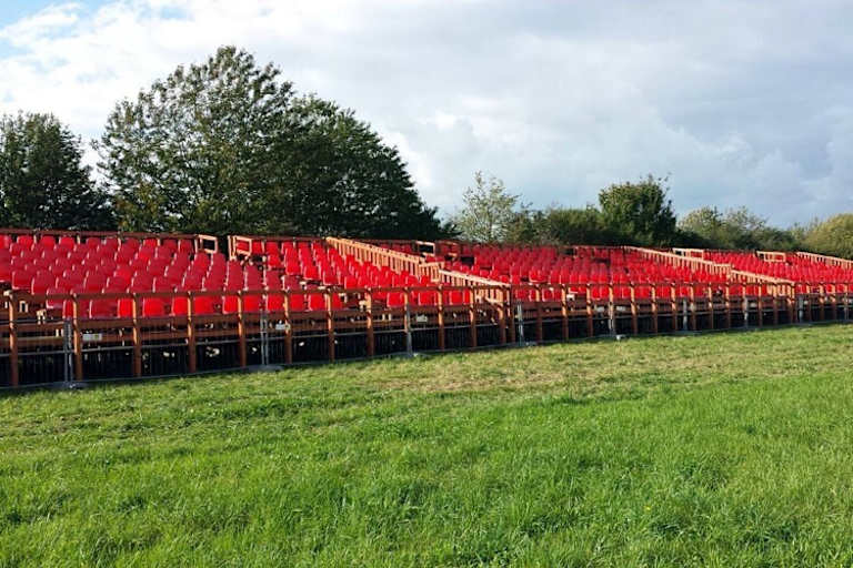 Die Tribünen befinden sich am Ausgang der ersten Kurve