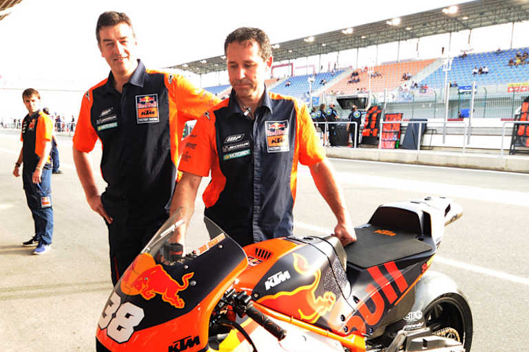 Vorne Mechaniker Daniel Petak, hinten links Ing. Kurt Trieb: «Wir müssen schauen, dass die Elektronik weniger zu regeln hat»