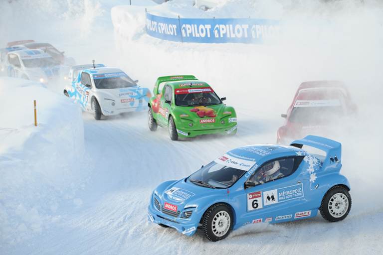 Die junge Laffite mitten im Eisrennpulk (weissblaues Auto, auf Rang 4)