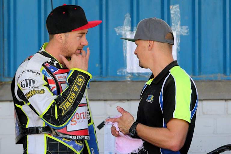 «Ich zahle fast alles selbst», sagt Troy Batchelor (li.)