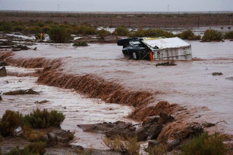 Ein Begleitfahrzeug wurde zum Opfer der Fluten  