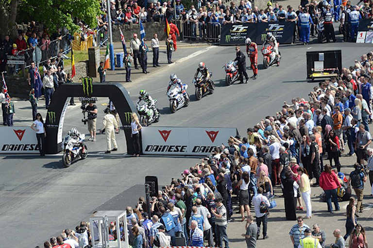 Die Startprozedur vor dem TT-Superstock-Rennen 2014