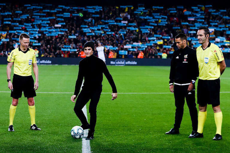 Marc Márquez vollführt den symbolischen Anstoß im Camp Nou von Barcelona