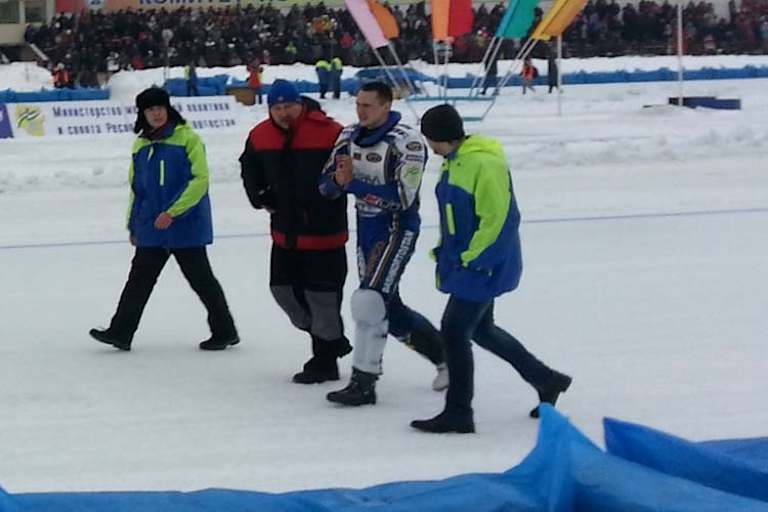 Dmtri Koltakov läuft verletzt von der Bahn nach dem Stechen