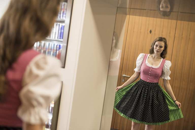 Alle tragen fesche Dirndln