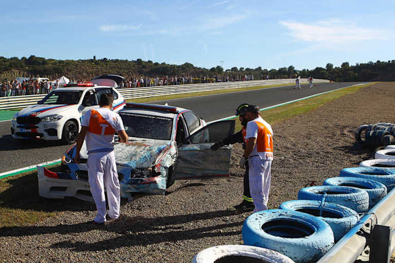 Deutlich beschädigt – das Official Car von BMW
