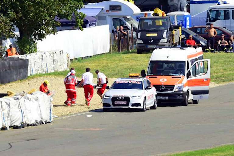 Kev Coghlan wird nach seinem schweren Unfall abtransportiert