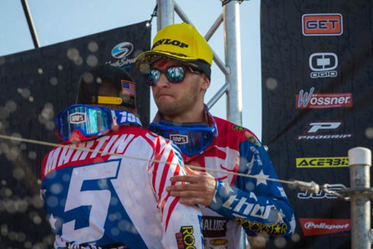 Die Enttäuschung dominierte für Team USA noch auf dem Podium, Jason Anderson lag im Krankenhaus, Alex Martin und Cooper Webb standen allein auf dem Treppchen von Maggiora