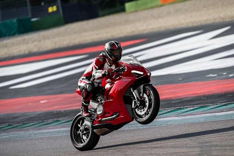 Die Panigale V2 begeistert mit 155 PS und 200 kg - eine gute Augangslage für einen unverkleideten Roadster und nicht so extrem als die Streetfighter V4