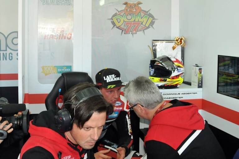 Rätselraten in der Kiefer-Box: Dominique Aegerter ist am Vorderrad am Limit 