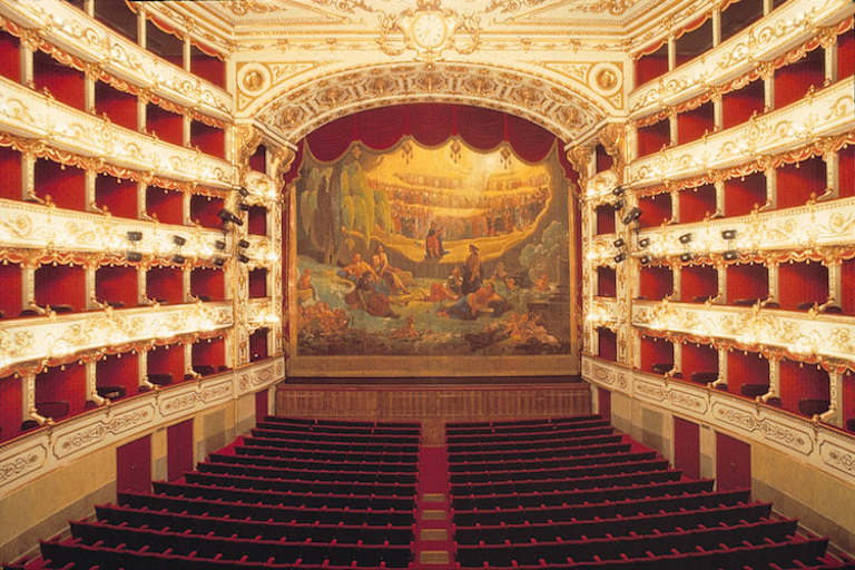 Im edlen Theater haben 1150 Zuschauer Platz