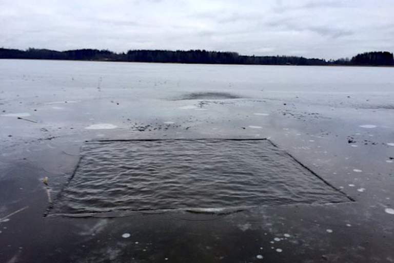  In diesem Eisloch nahm der Williams-Pilot das traditionelle Eisbad zum Jahresende 