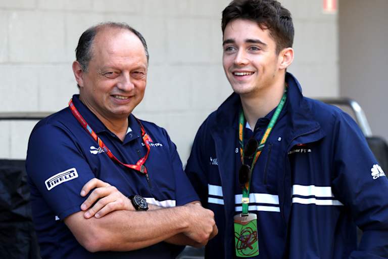 Teamchef Fred Vasseur mit Charles Leclerc