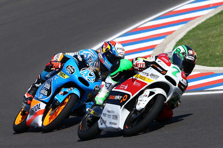 Das Duell: Efren Vazquez (7) wehrt sich gegen Alex Rins (42)