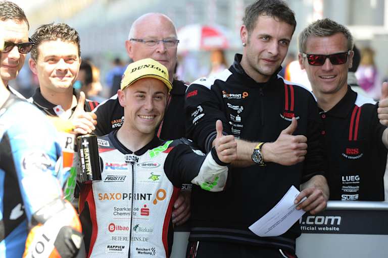 Parc Fermé: Efren Vazquez jubelt, hinten die Teamteilhaber Dr. Uwe Fischer und Dirk Heidolf