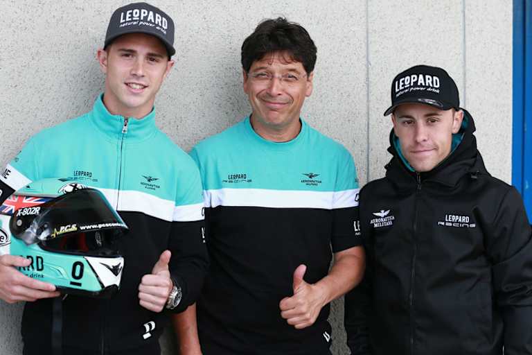 WM-Leader Danny Kent (li.) ist fast einen Kopf grösser als Vazquez (re.), in der Mitte Teambesitzer Stefan Kiefer
