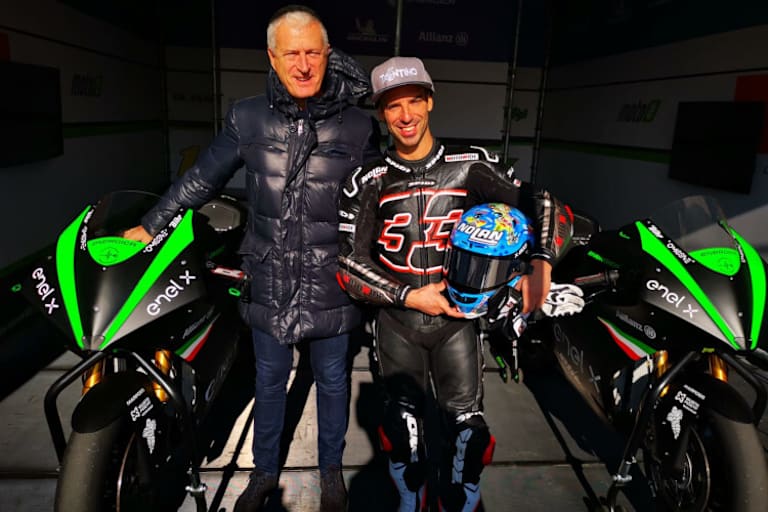 Manager Alberto Vergani mit Marco Melandri und der MotoE-Maschine