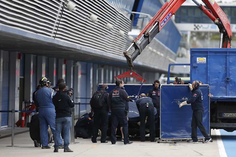 Das kennen alle Renault-Teams: Ihr Auto kommt am Haken zurück