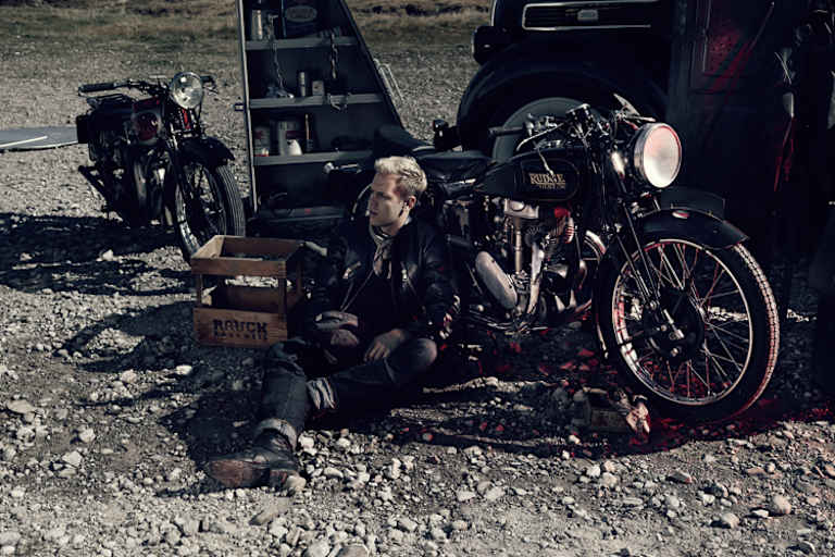 Das Fahrerlager der anderen Art: Sebastian Vettel auf dem Furkajoch