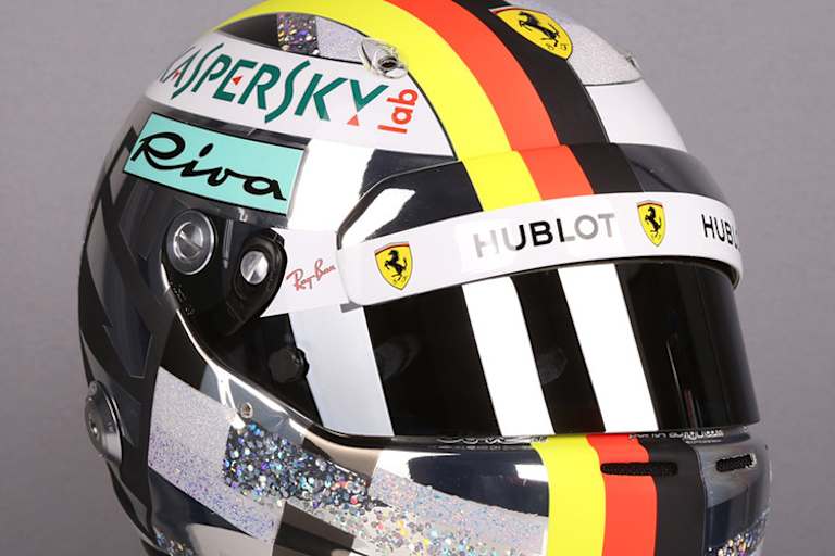 In den Helm sind viele glänzende Schuppen eingearbeitet