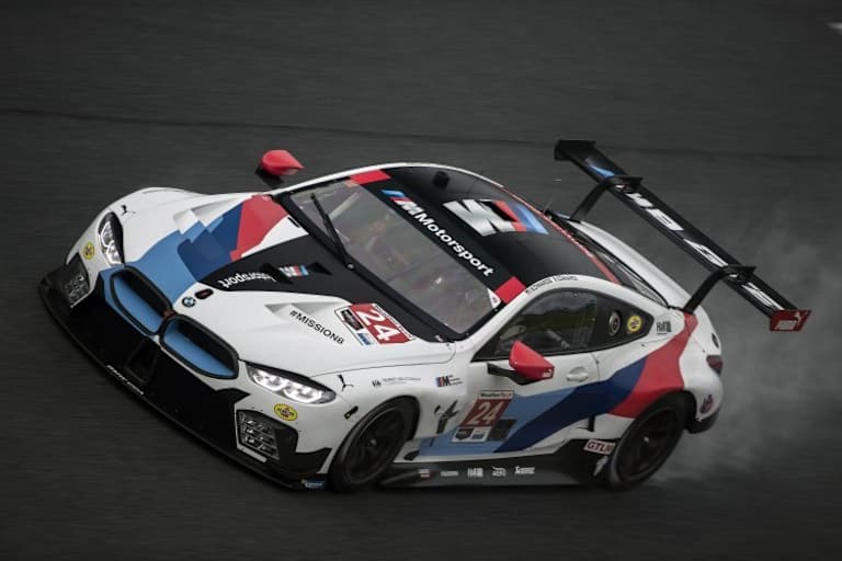 Der BMW M8 GTE von Alex Zanardi in einer Steilkurve des Daytona International Speedway