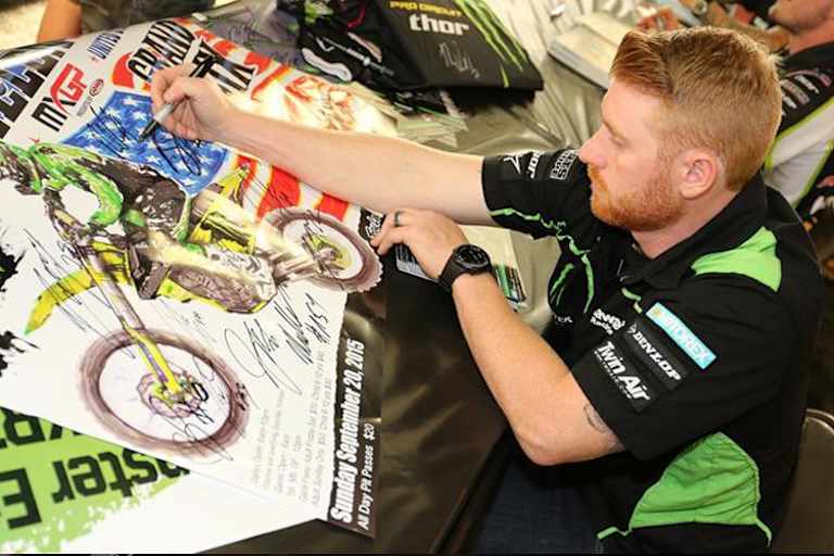 Ryan Villopoto schrieb in Glen Helen Autogramme, während Josh Grant einen weiteren WM-Laufsieg für Kawasaki holte