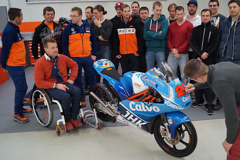 Maverick Viñales und der harte Kern der KTM-Truppe