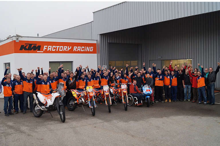 Draussen vor der Tür: Die gesamte Road-Racing-Abteilung mit dem neuen Weltmeister