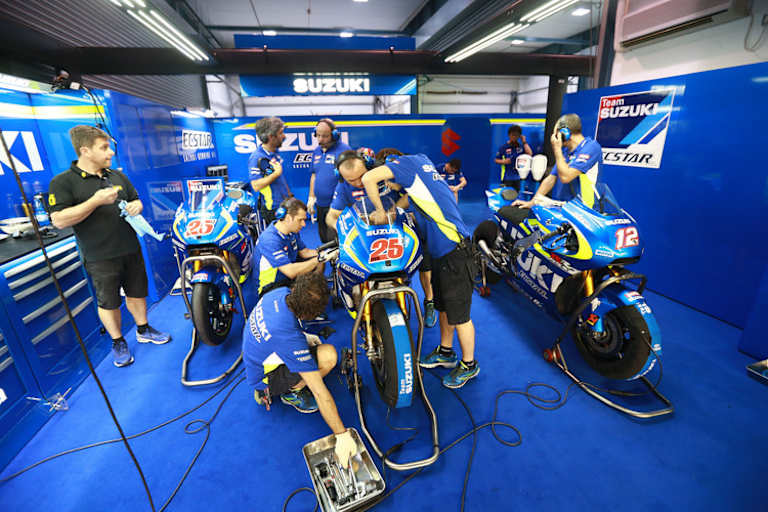 Gute Stimmung in der Suzuki-Box bei Vinales; rechts das Bike von Testfahrer Tsuda
