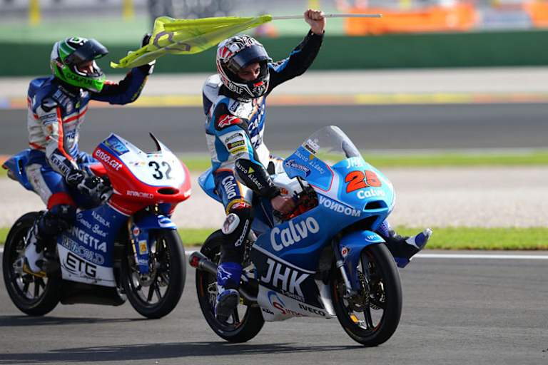 Maverick Viñales jubelt auf der Auslaufrunde – Weltmeister!