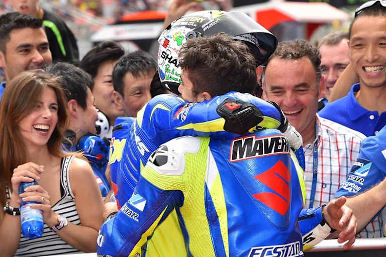 Jubel im Suzuki-Lager: Maverick Vinales (ohne Helm) wird von Aleix Espargaró umarmt