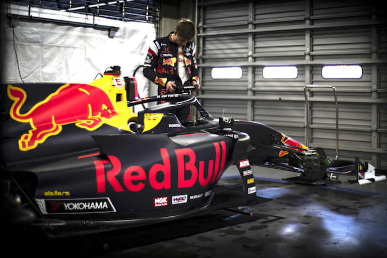 Juri Vips studiert sein Lenkrad