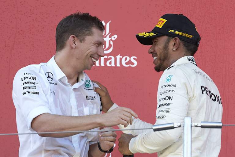 James Vowles mit Hamilton auf dem Siegerpodest von Japan 2017